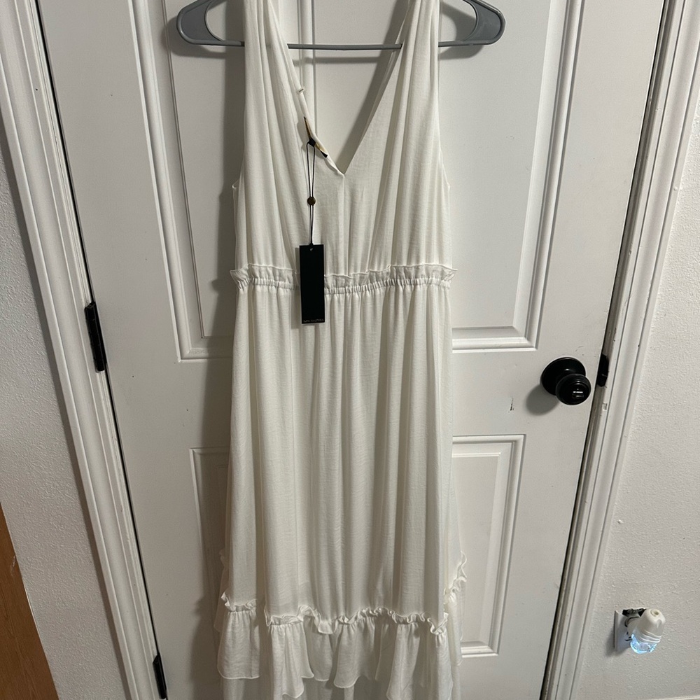 Elegant White Sleeveless Dress - Picture 2 of 4